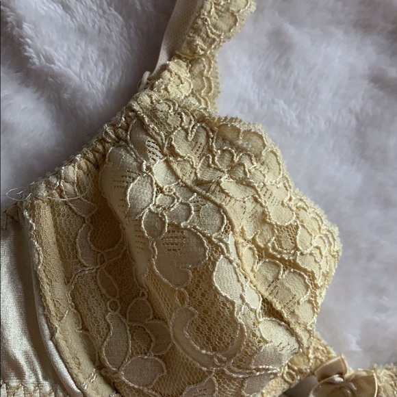VICTORIAS SECRET💛 Lacey yellow bra! - Picture 2 of 7